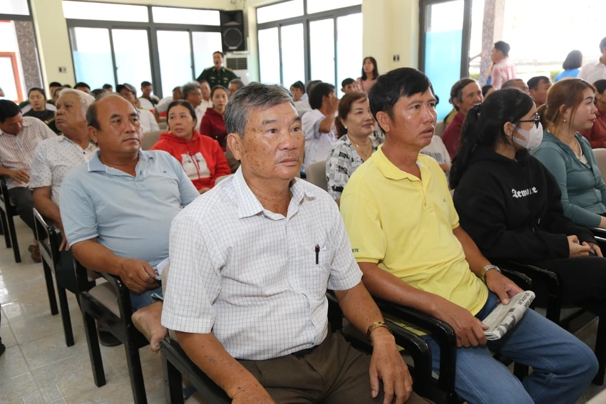 Ngay từ sớm, nhiều bà con ngư dân đã đến để tham dự chương trình do Báo tổ chức.
