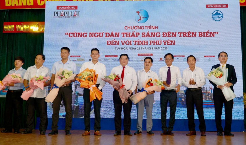 Lãnh đạo Báo Pháp Luật TP.HCM trao hoa cảm ơn các nhà tài trợ.