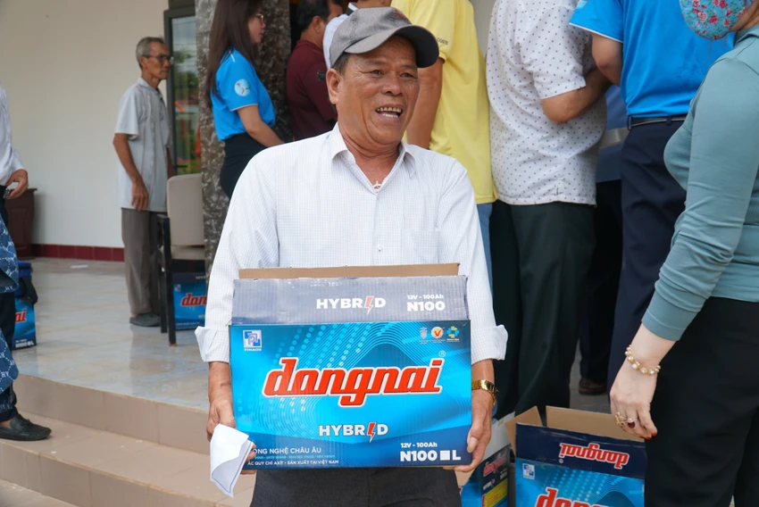 Ngư dân vui với những phần quà báo Pháp Luật TP.HCM trao tặng.