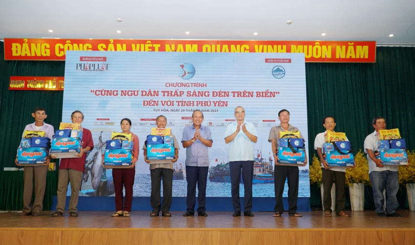Nguyên Ủy viên Bộ Chính trị, nguyên Phó Thủ tướng Thường trực Trương Hoà Bình và Bí thư Tỉnh ủy Phú Yên Phạm Đại Dương tặng quà cho các ngư dân.