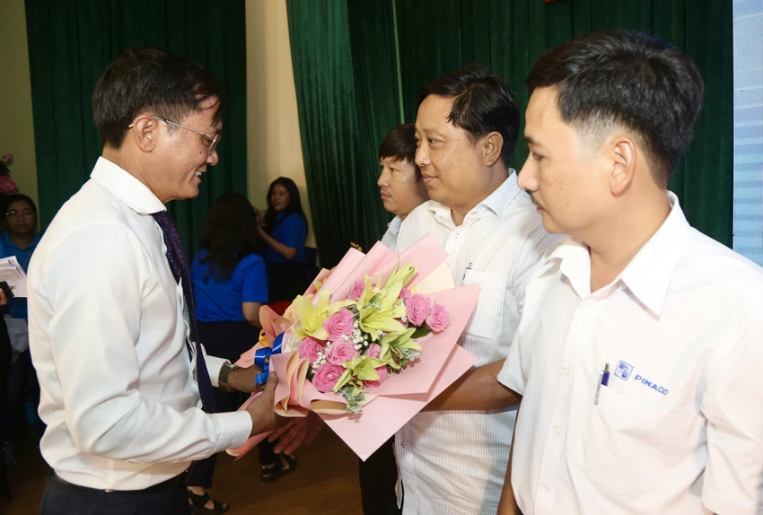 Phó Tổng biên tập báo Pháp Luật TP.HCM Nguyễn Đức Hiển tặng hoa cảm ơn các nhà tài trợ.