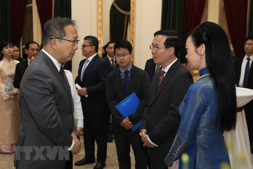 Chủ tịch nước Võ Văn Thưởng cùng Phu nhân và Đại sứ Nhật Bản tại Việt Nam Yamada Taiko dự chương trình kỷ niệm. Ảnh: TTXVN Chủ tịch nước Võ Văn Thưởng cùng Phu nhân và Đại sứ Nhật Bản tại Việt Nam Yamada Taiko dự chương trình kỷ niệm. Ảnh: TTXVN