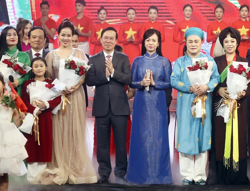 Chủ tịch nước Võ Văn Thưởng cùng Phu nhân tặng hoa các nghệ sĩ tham gia biểu diễn tại Chương trình. Ảnh: TTXVN Chủ tịch nước Võ Văn Thưởng cùng Phu nhân tặng hoa các nghệ sĩ tham gia biểu diễn tại Chương trình. Ảnh: TTXVN