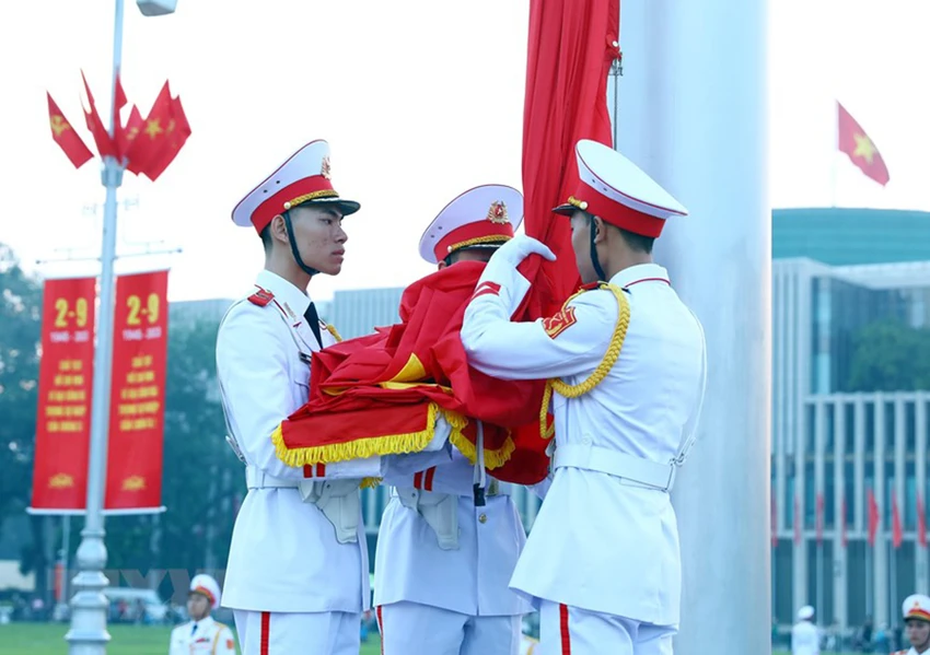 Các chiến sĩ tiêu binh chuẩn bị để thực hiện Nghi lễ Thượng cờ. Ảnh: TTXVN Các chiến sĩ tiêu binh chuẩn bị để thực hiện Nghi lễ Thượng cờ. Ảnh: TTXVN