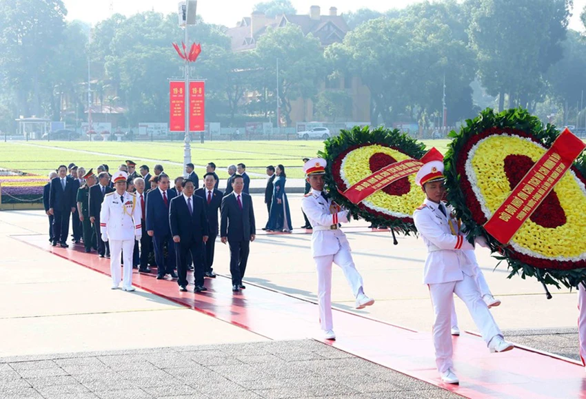 Các lãnh đạo, nguyên lãnh đạo Đảng, Nhà nước đặt vòng hoa và vào Lăng viếng Chủ tịch Hồ Chí Minh. Ảnh: TTXVN Các lãnh đạo, nguyên lãnh đạo Đảng, Nhà nước đặt vòng hoa và vào Lăng viếng Chủ tịch Hồ Chí Minh. Ảnh: TTXVN