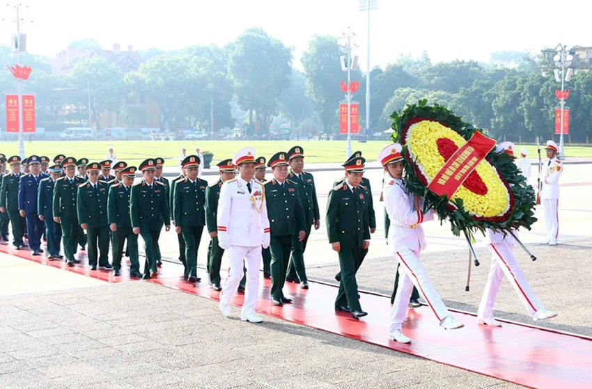 Đoàn đại biểu Quân uỷ Trung ương, Bộ Quốc phòng vào Lăng viếng Chủ tịch Hồ Chí Minh. Ảnh: TTXVN Đoàn đại biểu Quân uỷ Trung ương, Bộ Quốc phòng vào Lăng viếng Chủ tịch Hồ Chí Minh. Ảnh: TTXVN