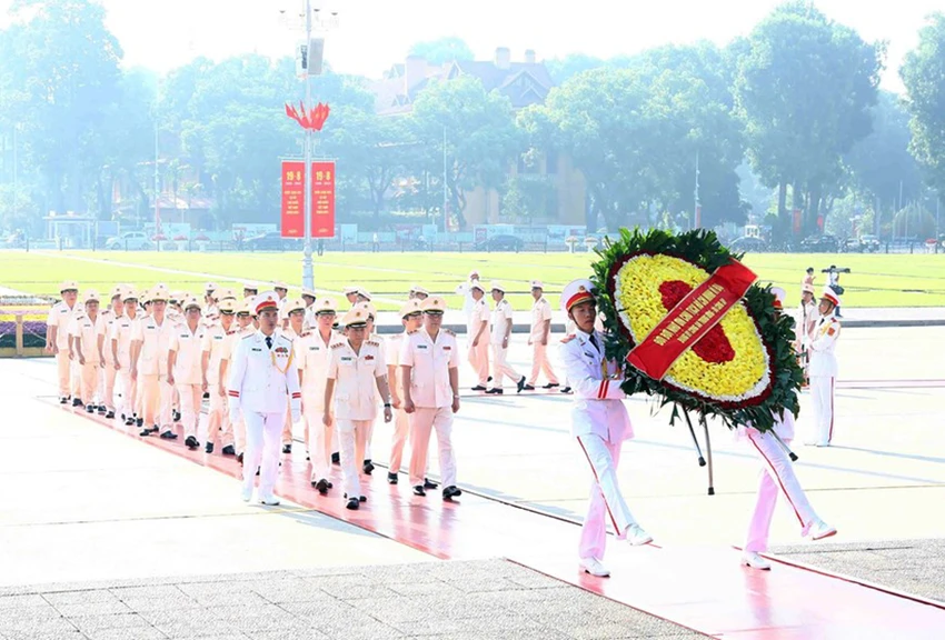 Đoàn đại biểu Đảng uỷ Công an Trung ương, Bộ Công an vào Lăng viếng Chủ tịch Hồ Chí Minh. Ảnh: TTXVN Đoàn đại biểu Đảng uỷ Công an Trung ương, Bộ Công an vào Lăng viếng Chủ tịch Hồ Chí Minh. Ảnh: TTXVN