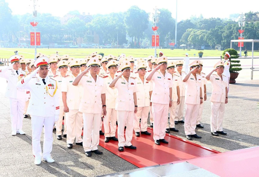 Đoàn đại biểu Đảng uỷ Công an Trung ương Bộ Công an thành kính tưởng nhớ Chủ tịch Hồ Chí Minh. Ảnh: TTXVN Đoàn đại biểu Đảng uỷ Công an Trung ương Bộ Công an thành kính tưởng nhớ Chủ tịch Hồ Chí Minh. Ảnh: TTXVN