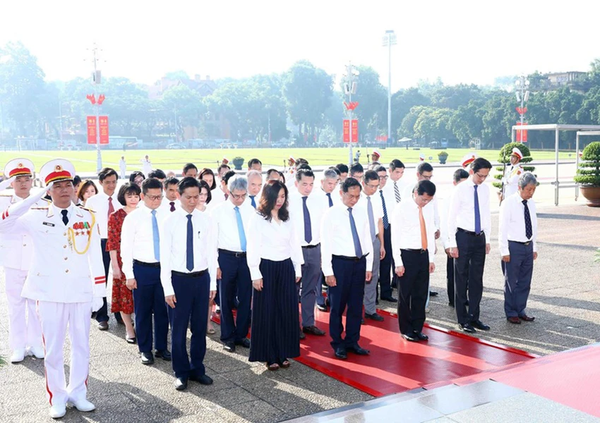 Đoàn đại biểu Bộ Ngoại giao đặt vòng hoa và vào Lăng viếng Chủ tịch Hồ Chí Minh. Ảnh: TTXVN Đoàn đại biểu Bộ Ngoại giao đặt vòng hoa và vào Lăng viếng Chủ tịch Hồ Chí Minh. Ảnh: TTXVN