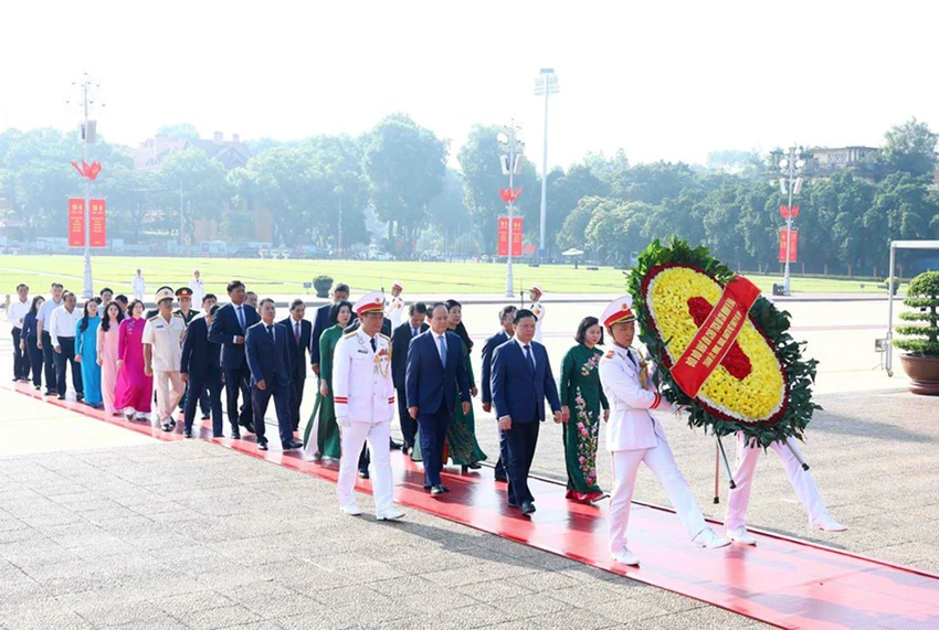 Đoàn đại biểu TP Hà Nội đặt vòng hoa và vào Lăng viếng Chủ tịch Hồ Chí Minh. Ảnh: TTXVN Đoàn đại biểu TP Hà Nội đặt vòng hoa và vào Lăng viếng Chủ tịch Hồ Chí Minh. Ảnh: TTXVN