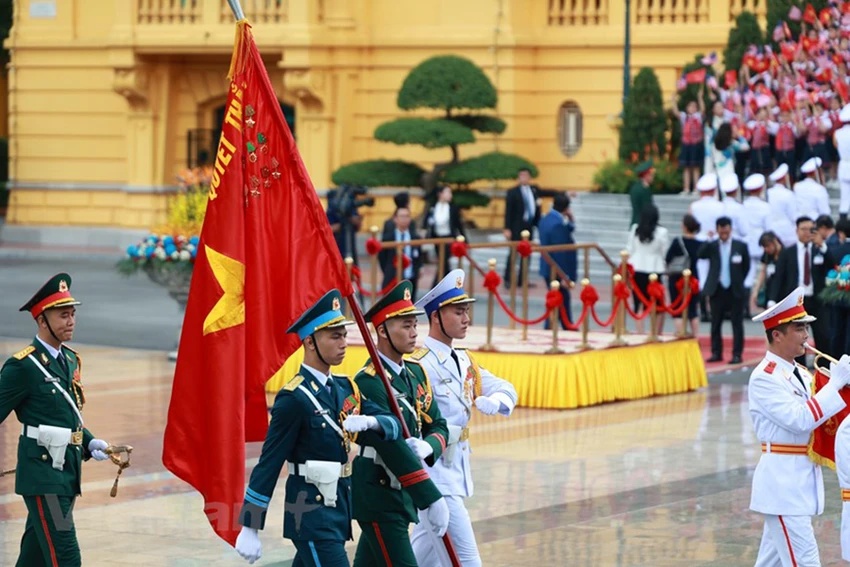 Đội diễu binh vào vị trí, sẵn sàng cho nghi thức đón tiếp. Ảnh: TTXVN Đội diễu binh vào vị trí, sẵn sàng cho nghi thức đón tiếp. Ảnh: TTXVN