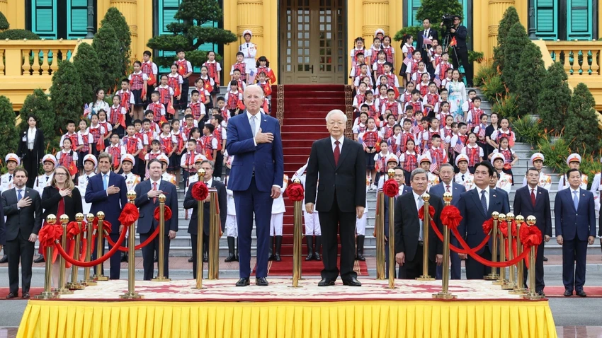 Tổng Bí thư Nguyễn Phú Trọng và Tổng thống Mỹ Joe Biden trên bục danh dự, thực hiện nghi thức chào cờ. Ảnh: TTXVN Tổng Bí thư Nguyễn Phú Trọng và Tổng thống Mỹ Joe Biden trên bục danh dự, thực hiện nghi thức chào cờ. Ảnh: TTXVN
