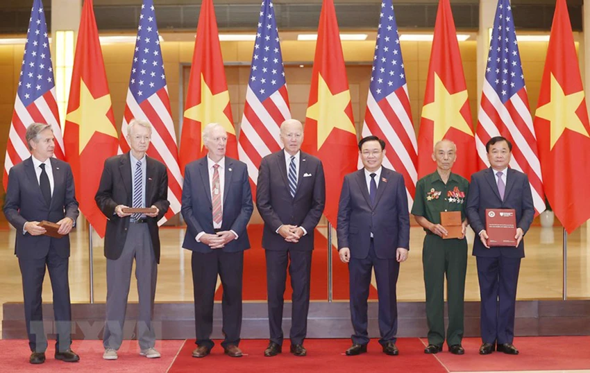 Chủ tịch Quốc hội Vương Đình Huệ và Tổng thống Mỹ Joe Biden chứng kiến lễ trao kỷ vật, nhật ký chiến tranh. Ảnh: TTXVN