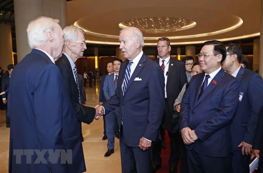Chủ tịch Quốc hội Vương Đình Huệ, Tổng thống Mỹ Joe Biden với các đại biểu. Ảnh: TTXVN