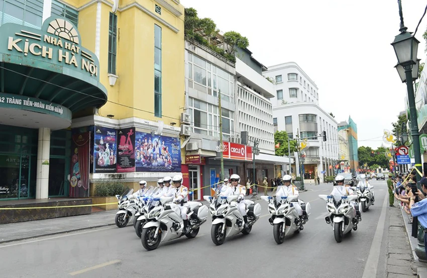 Đoàn mô tô dẫn đoàn trên phố Tràng Tiền. Ảnh: TTXVN Đoàn mô tô dẫn đoàn trên phố Tràng Tiền. Ảnh: TTXVN