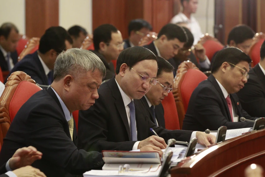 tong-bi-thu-chu-tri-hoi-nghi-trung-uong-8-8-1-8577-6595.jpg