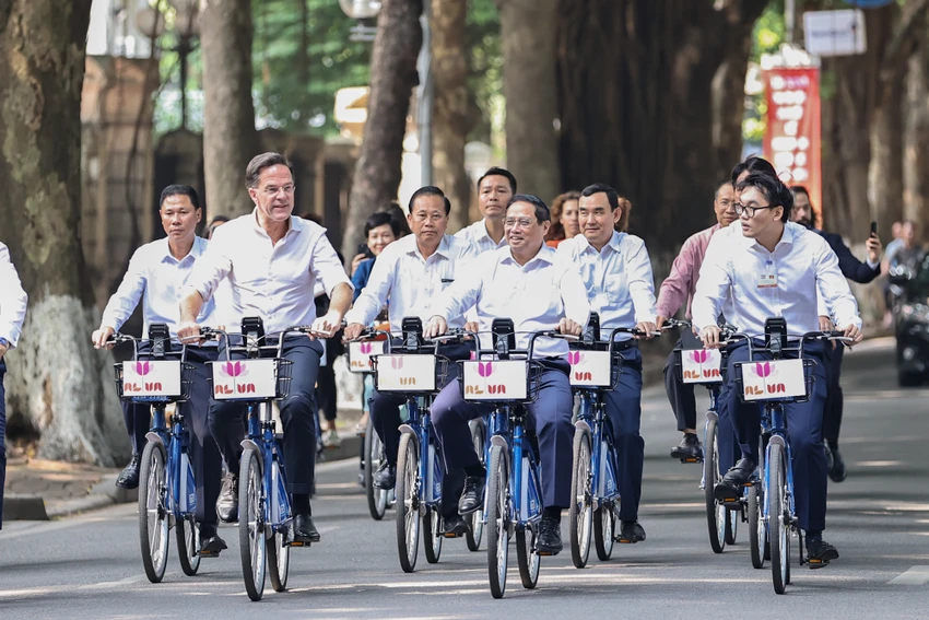 2-thu-tuong-di-xe-dap-ha-noi-ha-lan.jpg