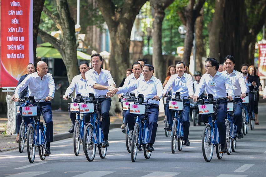 5-thu-tuong-di-xe-dap-ha-noi-ha-lan.jpg
