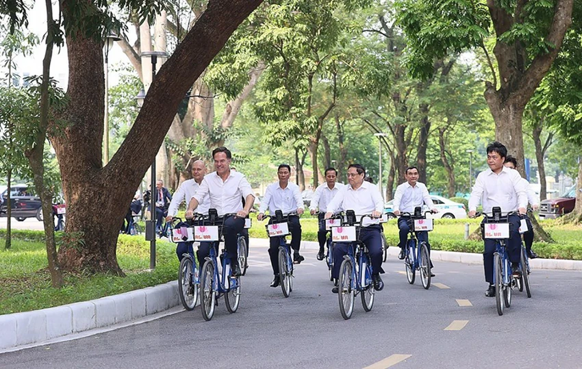 6-thu-tuong-di-xe-dap-ha-noi-ha-lan.jpg