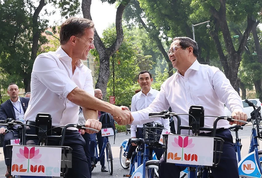 7-thu-tuong-di-xe-dap-ha-noi-ha-lan.jpg