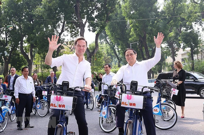 8-thu-tuong-di-xe-dap-ha-noi-ha-lan.jpg