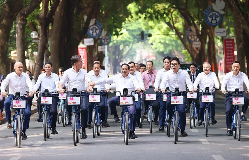 thu-tuong-di-xe-dap-ha-noi-ha-lan.jpg