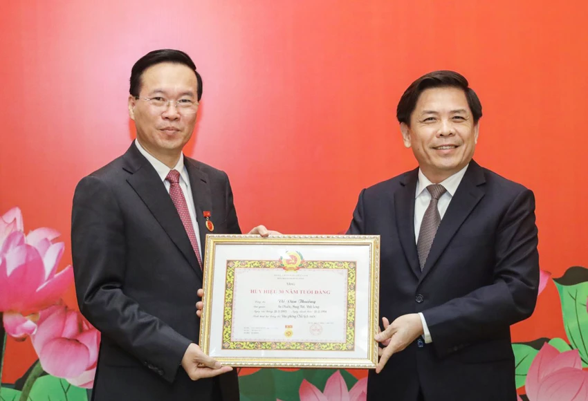 chu-tich-nuoc-vo-van-thuong-nhan-30-nam-tuoi-dang.jpg