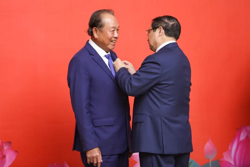 trao-huy-hieu-dang-truong-hoa-binh-1.jpg