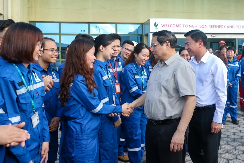 Thủ tướng trò chuyện với cán bộ, người lao động tại Khu kinh tế Nghi Sơn và Nhà máy lọc hóa dầu Nghi Sơn. Ảnh: VGP