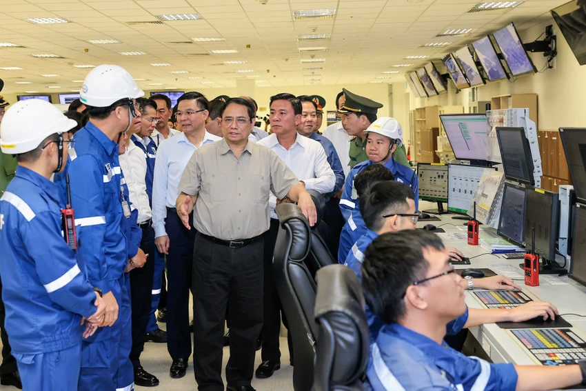 Thủ tướng Phạm Minh Chính kiểm tra tình hình thực hiện một số dự án trọng điểm trong Khu kinh tế Nghi Sơn, trong đó có Nhà máy Lọc hóa dầu Nghi Sơn. Ảnh: VGP