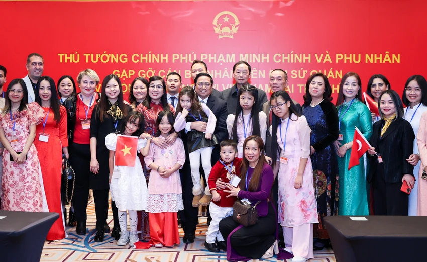 thu-tuong-va-phu-nhan-gap-go-cong-dong-nguoi-viet-nam-tai-tho-nhi-ky.jpg