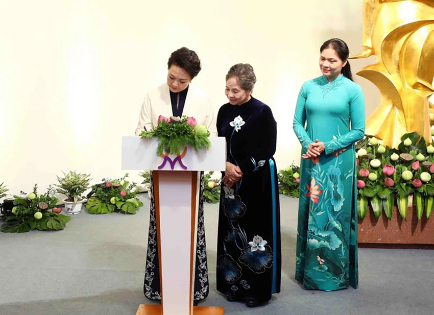 phu-nhan-tong-bi-thu-nguyen-phu-trong-phu-nhan-banh-le-vien-tap-can-binh-3.jpeg
