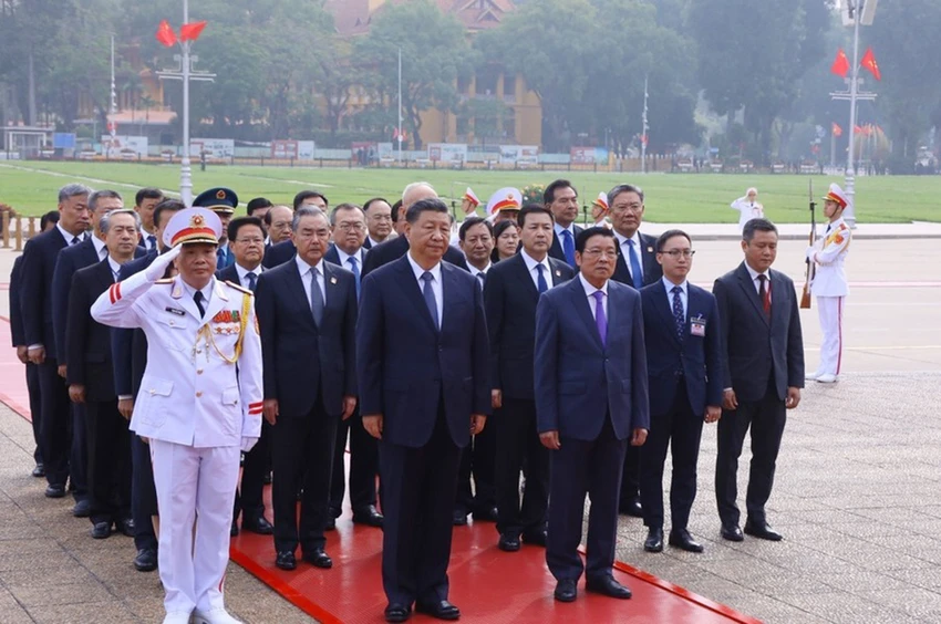 Ngay-2-ong-tap-can-boinh-vao-lang-vieng-chu-tich-ho-chi-minh-2.jpg