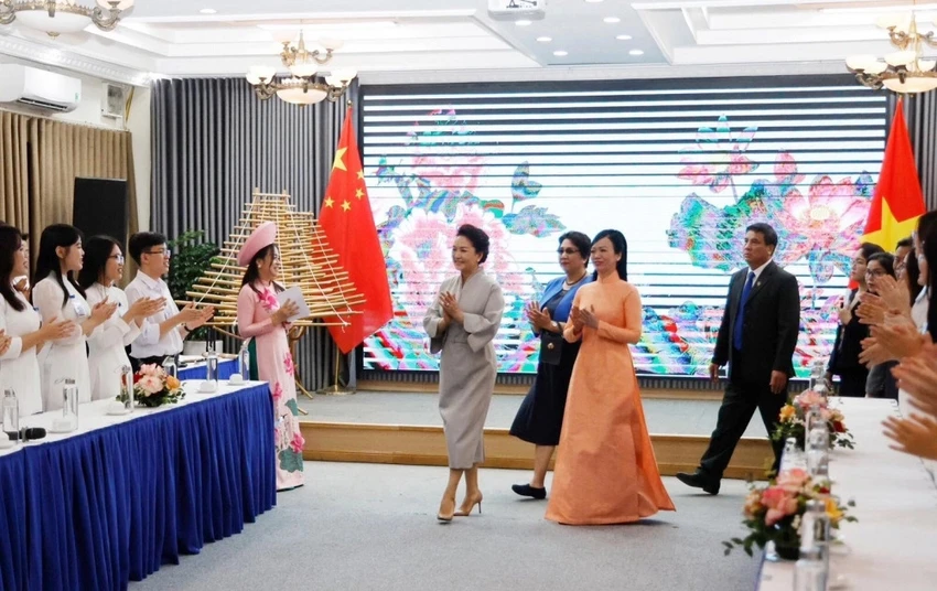 phu-nhan-tap-can-binh-tham-dai-hoc-ha-noi-1.jpg
