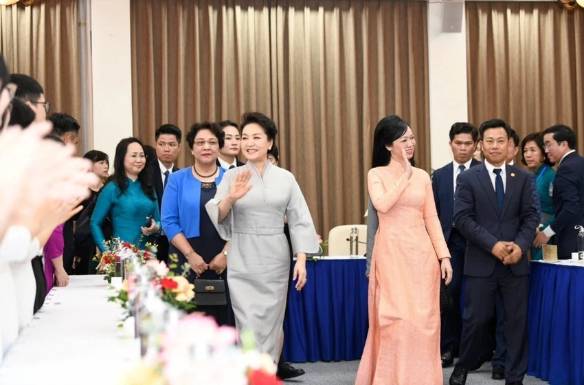 phu-nhan-tap-can-binh-tham-dai-hoc-ha-noi-2.jpg