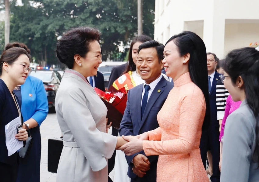 phu-nhan-tap-can-binh-tham-dai-hoc-ha-noi-5.jpg