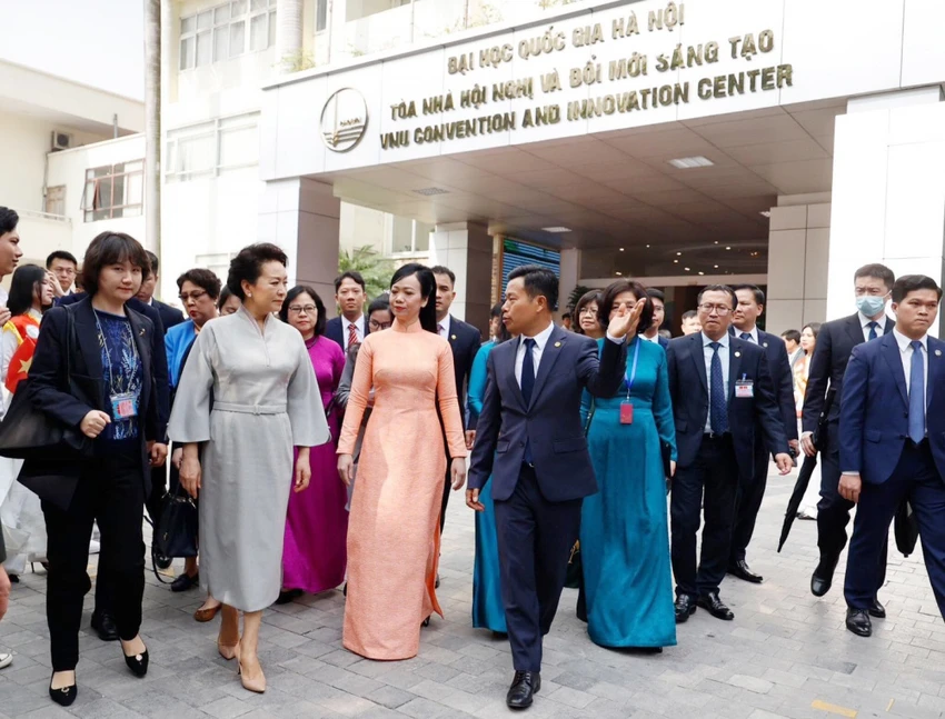 Giáo sư Bành Lệ Viên giao lưu với sinh viên ĐH Quốc gia Hà Nội