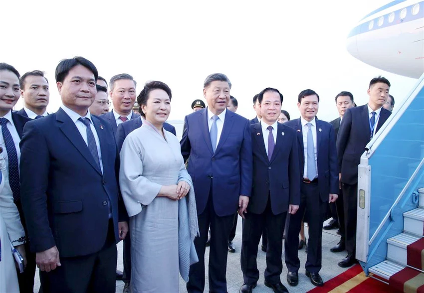 bo-tu-lenh-canh-ve-chup-anh-voi-ong-tap-can-binh.jpg