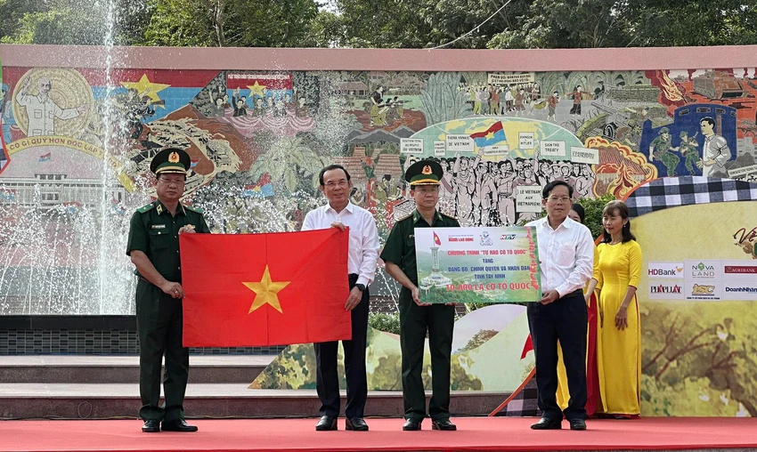 trung-uong-cuc-mien-nam-ve-lai-chien-khu-2-2341.jpg