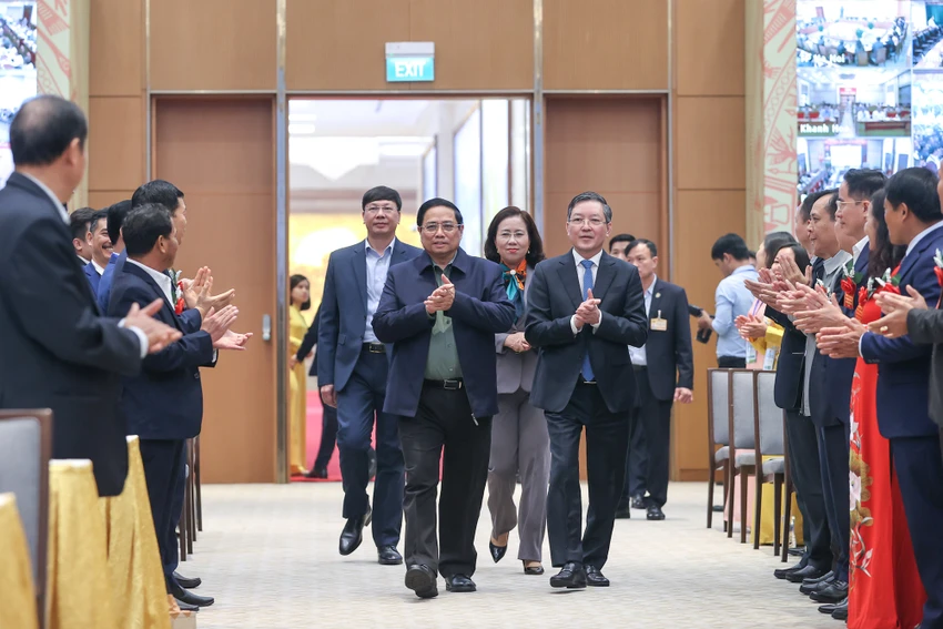 Thủ tướng Phạm Minh Chính đang đối thoại với nông dân