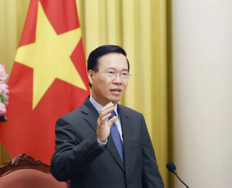 chu-tich-nuoc-trao-dai-su-dac-menh.jpg