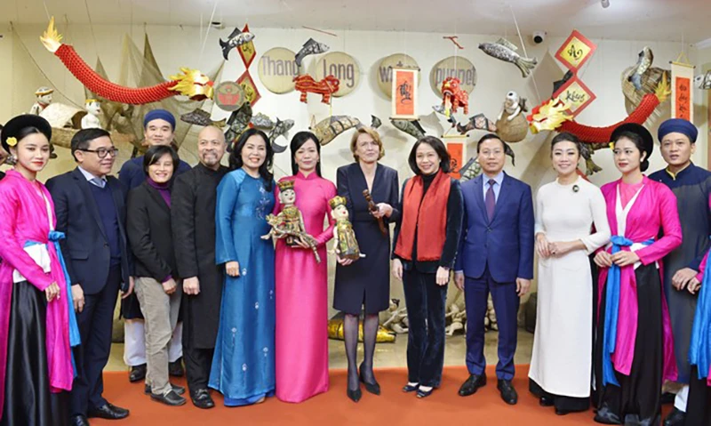 phu-nhan-chu-tich-nuoc-viet-nam-va-phu-nhan-tong-thong-duc-thuong-thuc-mua-roi-nuoc.jpeg