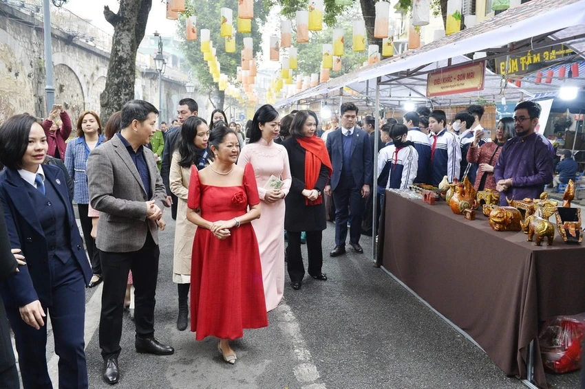 6-hai-phu-nhan-chu-tich-nuoc-tong-thong-tham-pho-co-ha-noi.jpg