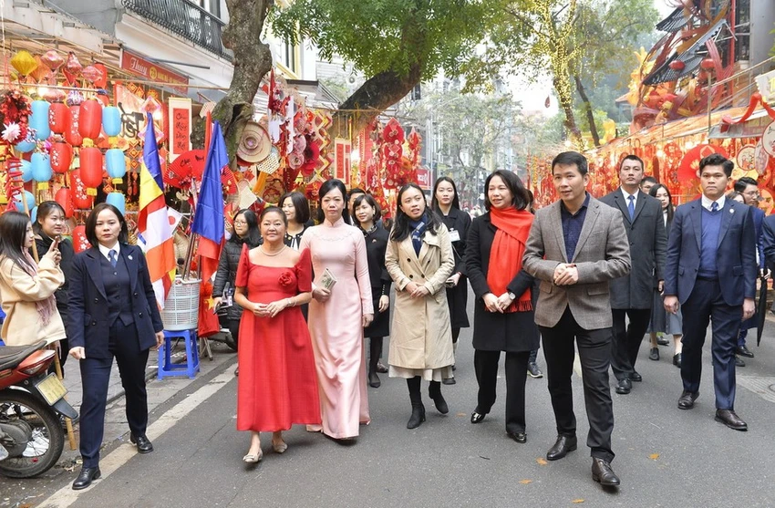 hai-phu-nhan-chu-tich-nuoc-tong-thong-tham-pho-co-ha-noi.jpg