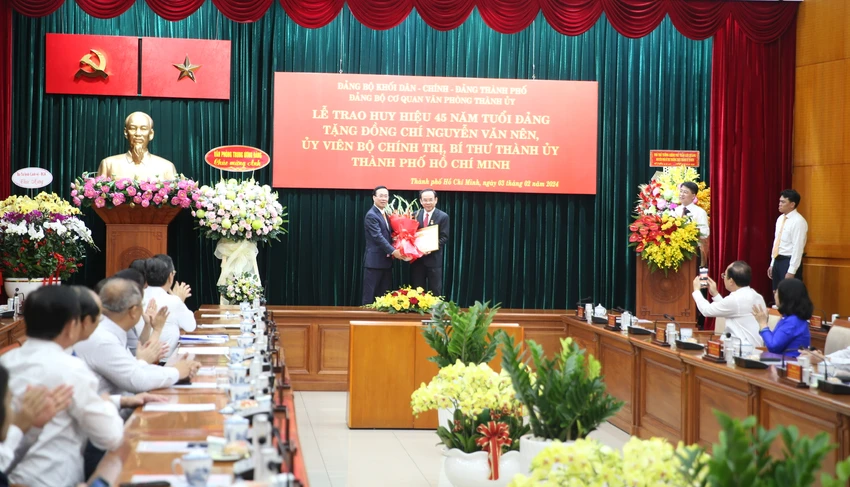 chu-tich-nuoc-trao-huy-hieu-dang-bt-nguyen-van-nen-719.jpeg