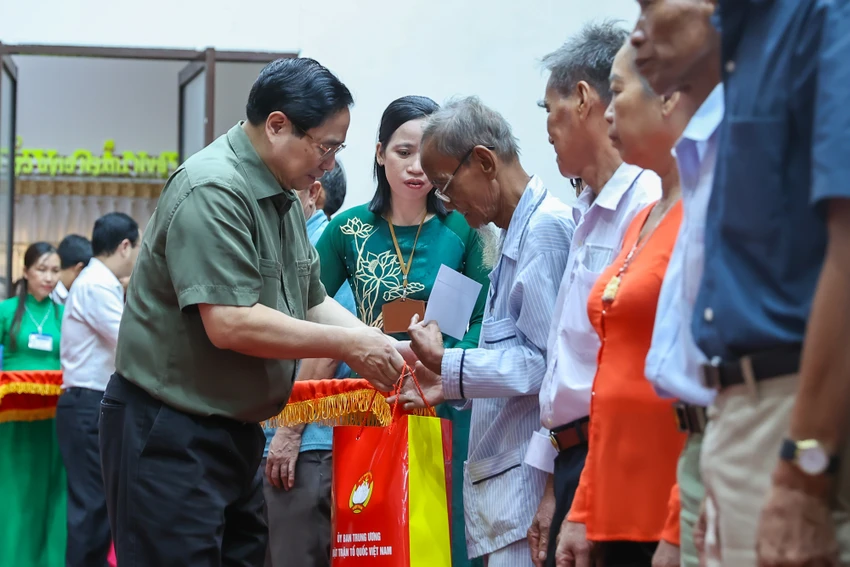thu-tuong-pham-minh-chinh-cung-doan-cong-tac-tham-tang-qua-tet-tai-can-tho.jpeg