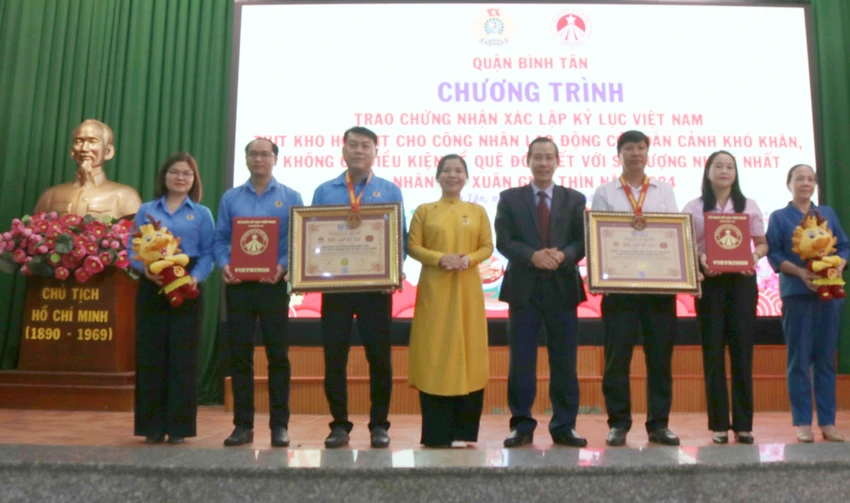 trao-ky-luc-hot-vit-lon-binh-tan.jpg