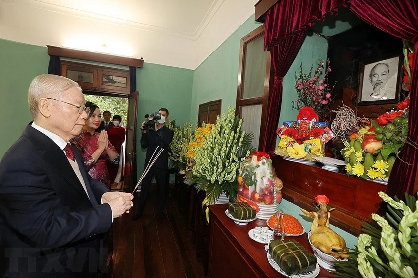 Tổng Bí thư Nguyễn Phú Trọng dâng hương tưởng niệm Chủ tịch Hồ Chí Minh tại Nhà 67