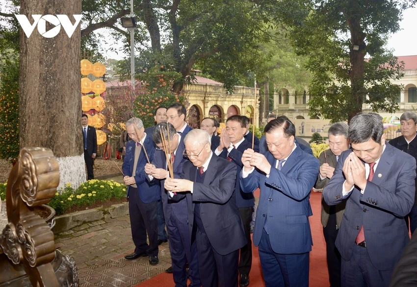 Tổng Bí thư Nguyễn Phú Trọng dâng hương tại Hoàng Thành Thăng Long