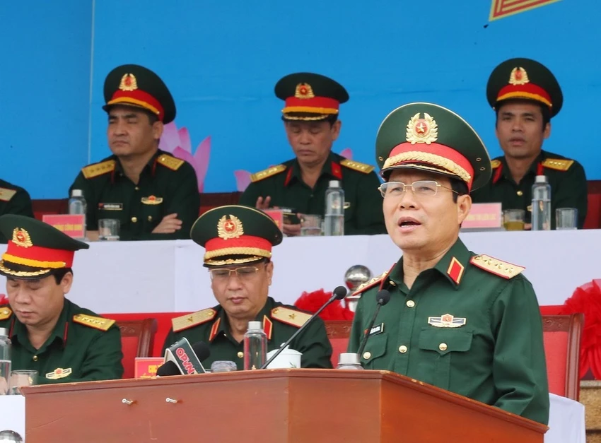 Thượng tướng Nguyễn Tân Cương kiểm tra hợp luyện các lực lượng diễu binh kỷ niệm Chiến thắng Điện Biên Phủ